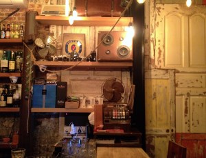 There was a cool atmosphere in the bar with old posters for Coca-Cola and various vintage objects